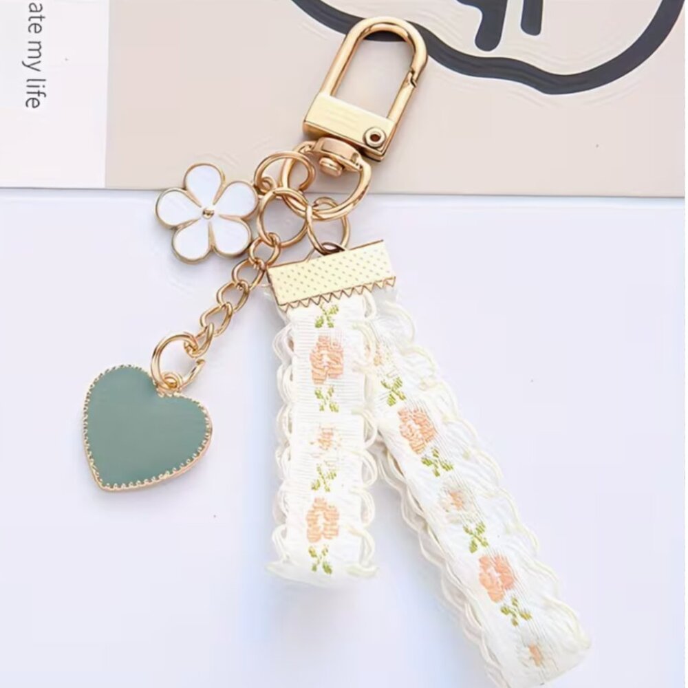 🦋 Heart & Daisy Keyring / Bag Charm